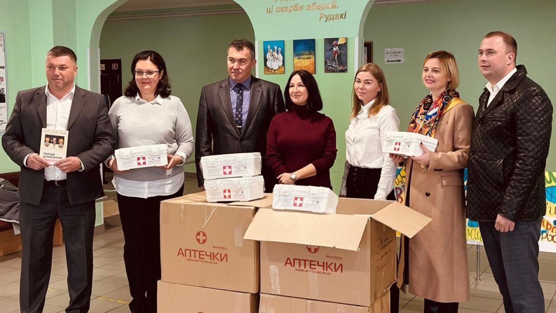 Українські школярі отримали аптечки, що допоможуть убезпечити життя