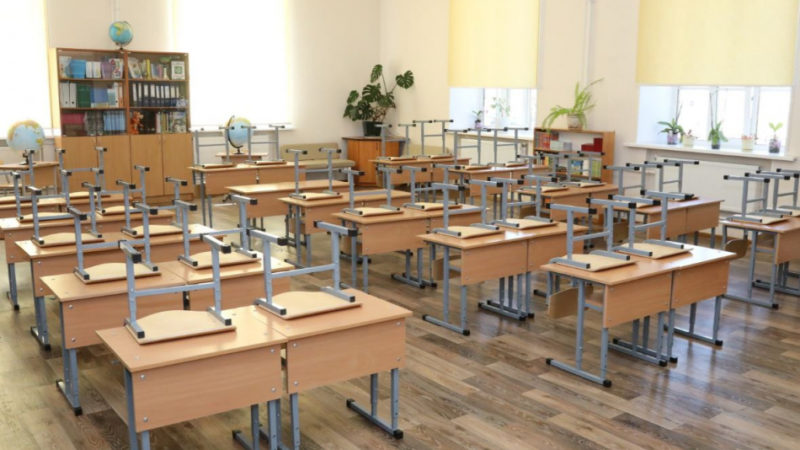 Батьки виступили проти правил дирекції: чи повинні школярі перевертати стільці й класти на парту після уроків