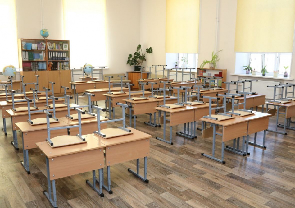 Батьки виступили проти правил дирекції: чи повинні школярі перевертати стільці й класти на парту після уроків
