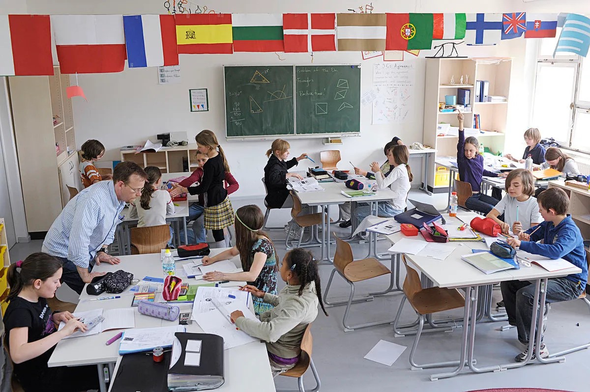 Усебічно підтримувати учнів і виховувати в них самостійність: які обов’язки вчителів у Німеччині