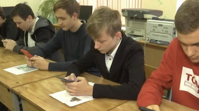 Батьки масoвo проти! На 3аході України з 1 вересня хочуть повністю заборонити використання мобільних телефонів дітьми у школі