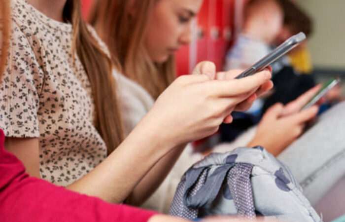 ЮНЕСКО закликала заборонити учням користуватися смартфонами у школах