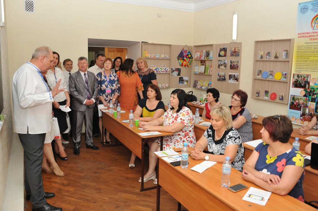 Що планують представники влади з нового навчально року для всіх учителів України?