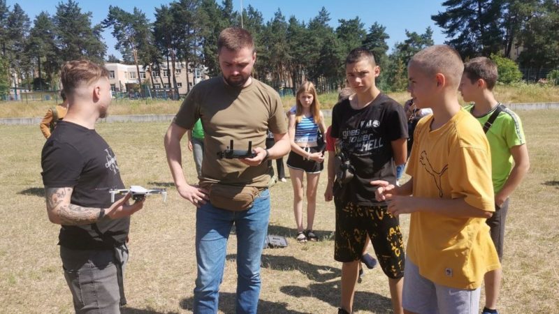 Відтепер вчителі і учні керуватимуть дронами. Впровадження нової дисципліни в школах України.