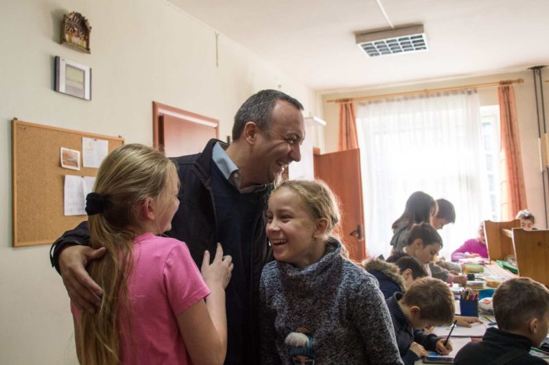 Директором школи у Львові став військовий капелан. Як навчає молодь та яке відношення до вчителів в отця-селезіана.
