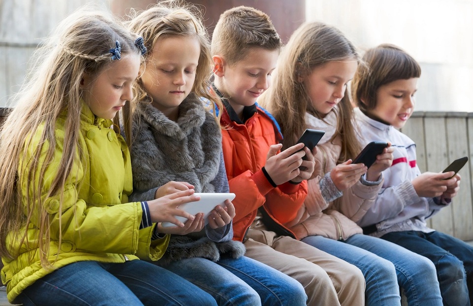 Омбудсмен: школи потребують правил щодо смартфонів