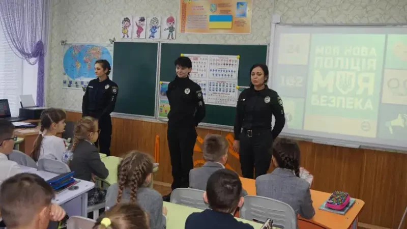 Школи в Україні охоронятимуть поліцейські: чи матимуть зброю