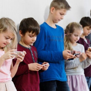 У школах Британії заборонили використовувати телефони під час навчання