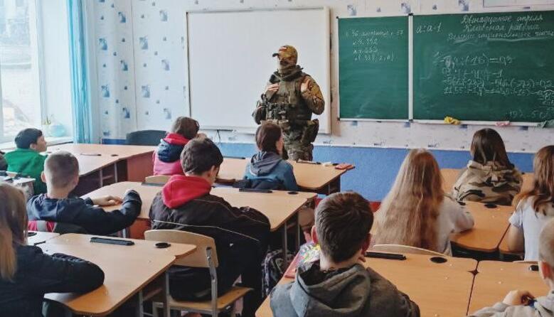 Школи на ТОТ з першого класу вчать дітей воювати проти України