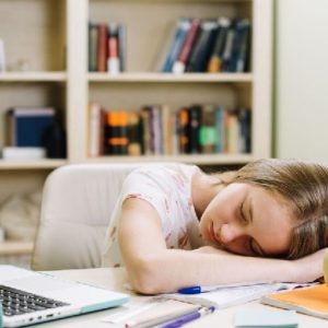 Вчені виявили несподіваний зв’язок між популярністю в школі та тривалістю сну