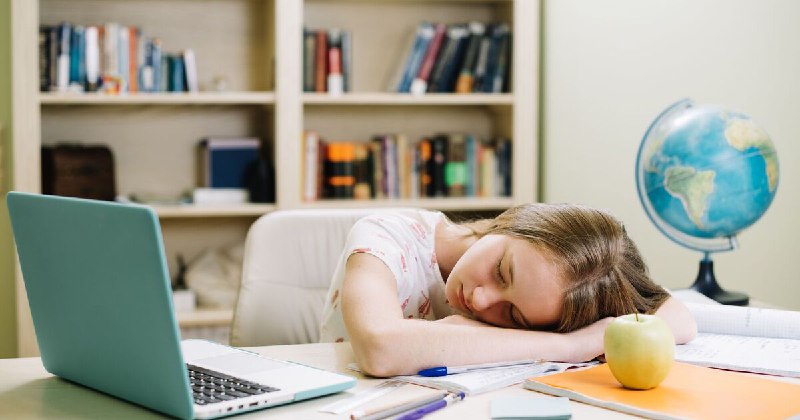 Вчені виявили несподіваний зв’язок між популярністю в школі та тривалістю сну