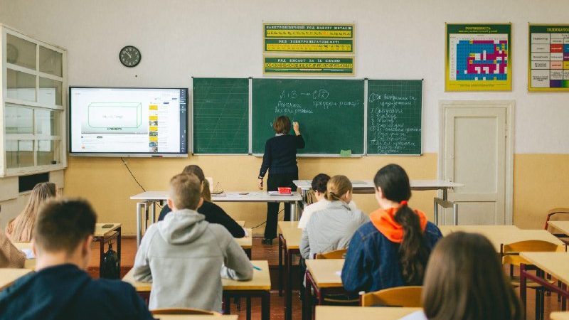 В Україні створять мережу профільних шкіл: що зміниться для учнів