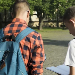 Як часто українські підлітки запізнюються в школу та прогулюють уроки: результати дослідження