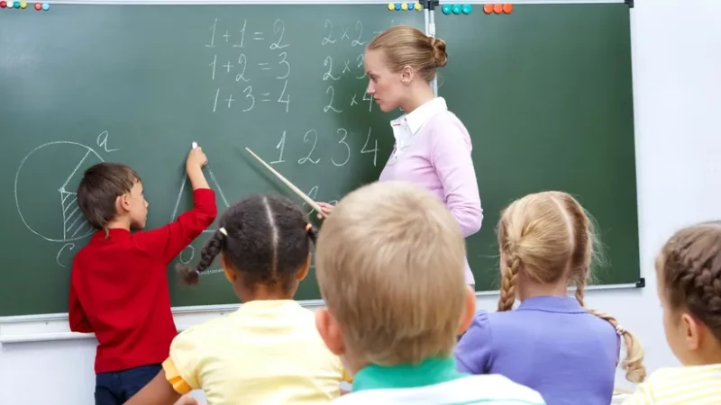 “Учні зубрять формули і не знають, про що вони”. Вчителька математики назвала проблеми програми 5-7 класів в Україні