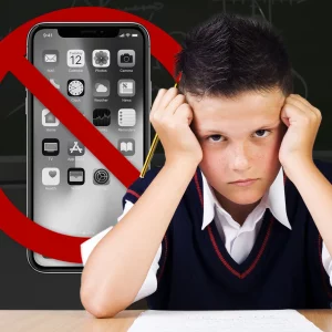 Заборона телефонів у школі 2024 – чи буде в Україні, яка практика у світі