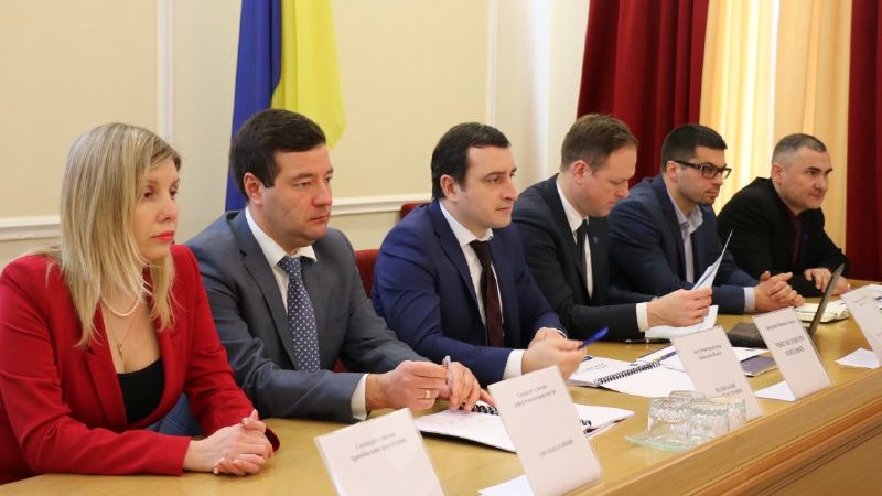 Вчителям – мріяти про підвищення, прокурорам – смакувати “жирні оклади”: в Україні виділили майже 3 млрд на зарплати “верхам”