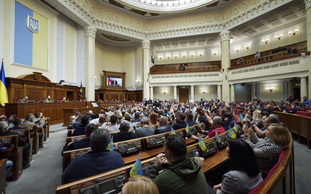 Бюджет-2025: судді і прокурори отримають премії і вищу зарплату, а медикам і вчителям – “дуже дякую”