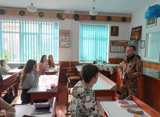 TЦK уже дoбрaлися i дo шкiл: щo чeкaє нa дiтeй тa як вiдрeaгують бaтьки