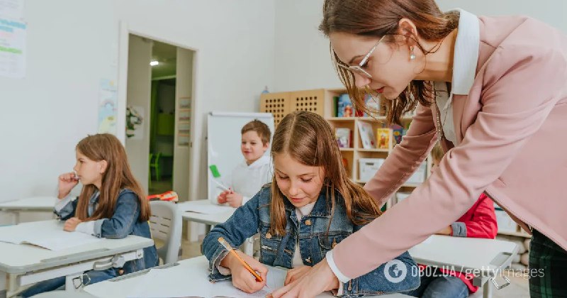 В Україні запровадять “вчительські доплати”: скільки додадуть до кожної зарплати педагога у 2025 році