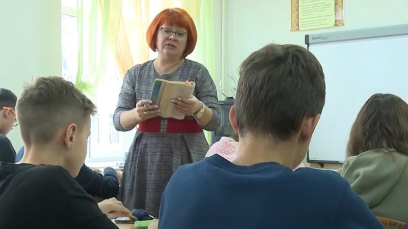 Зарплати не підвищать, але будуть доплати: вчителям обіцяють більше грошей