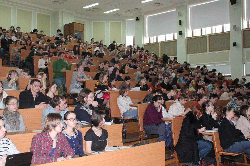 Дитсадки до 22 років – у мережі дискусія про культ вищої освіти в Україні