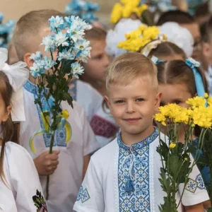 Не запитуйте в дітей, де мама або тато. Психологиня дала поради педагогам щодо організації шкільних свят в Україні