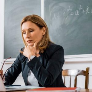 “Не школи, а психлікарні”: українські освітяни пояснили, чому масово залишають професію